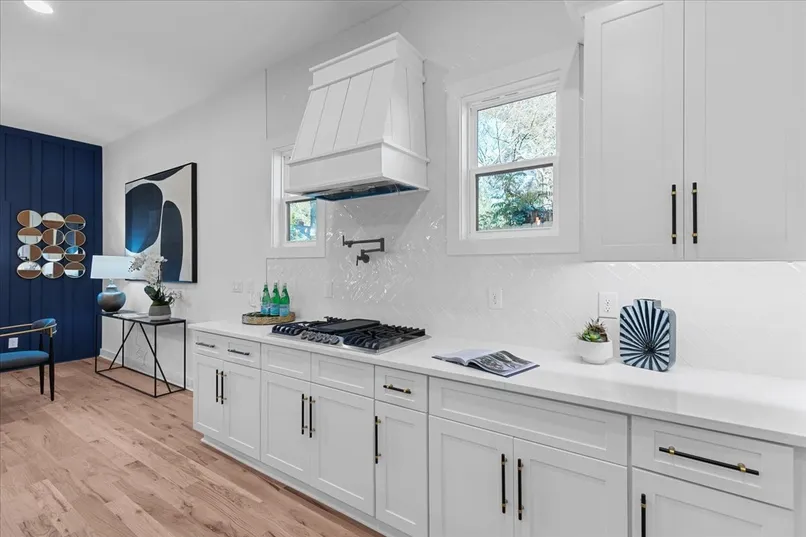 Kitchen cabinet white